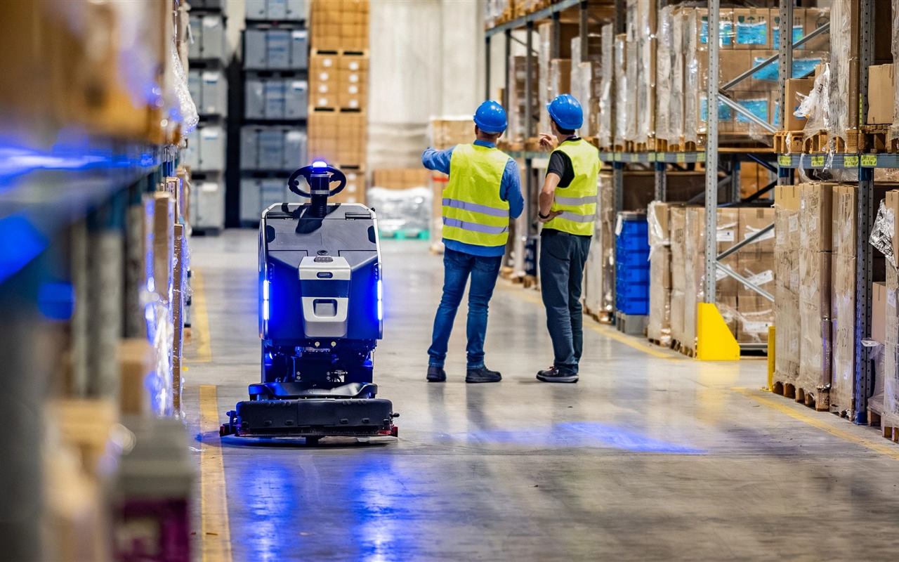 Équipe HeroPlusService réalisant un nettoyage industriel dans un entrepôt à Alger